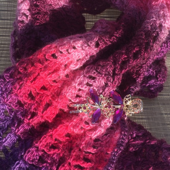 HANDMADE crocheted scarf w/pink butterfly clip. - Picture 2 of 3
