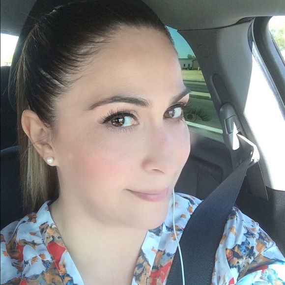 Meet your Posher, Claudia - Picture 2 of 2