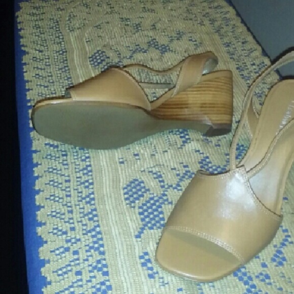 Tan wedge sandals - Picture 1 of 2