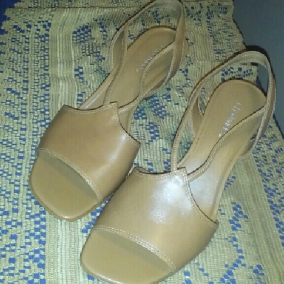 Tan wedge sandals - Picture 2 of 2
