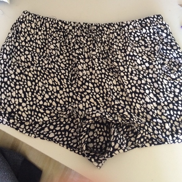 ANGL Pants - Black short with white details