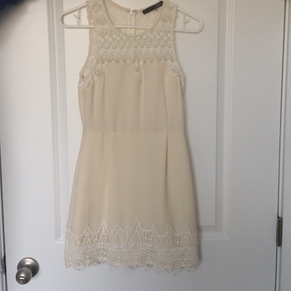 Summer dress with lace detail