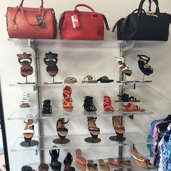 Handbags - Picture 2 of 4