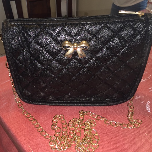 Black median purse