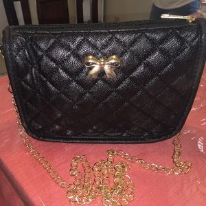 Black median purse