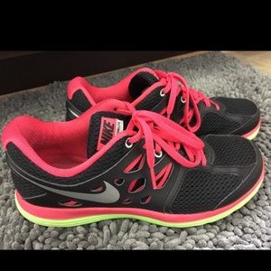 Nike Dual Fusion sneakers size 8