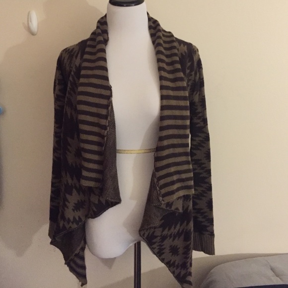 Aztec type sweater. - Picture 2 of 4