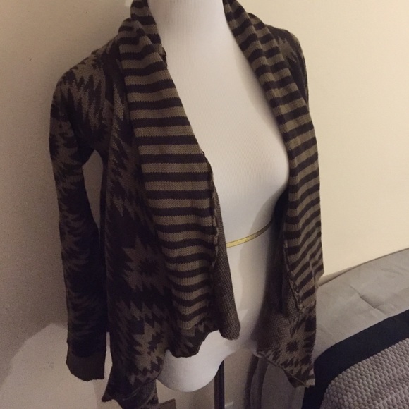 Aztec type sweater. - Picture 3 of 4