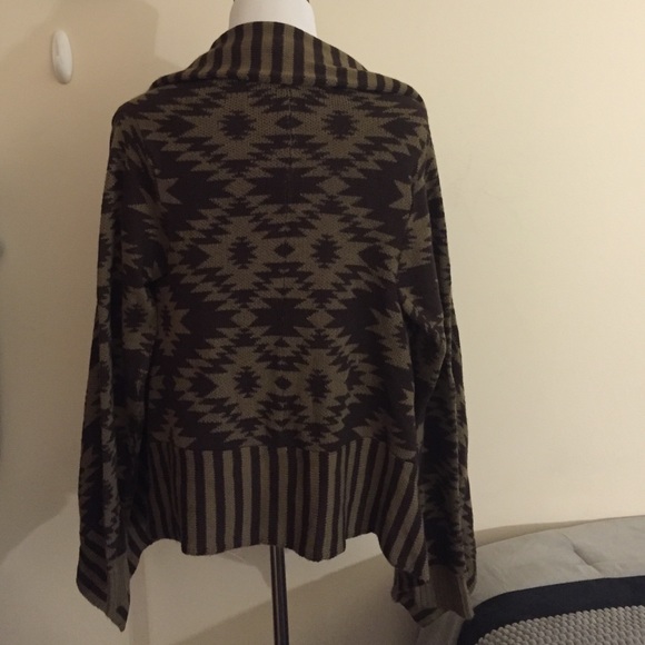 Aztec type sweater. - Picture 4 of 4