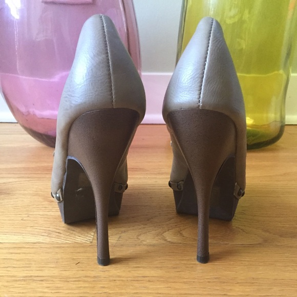Heels - Picture 3 of 4