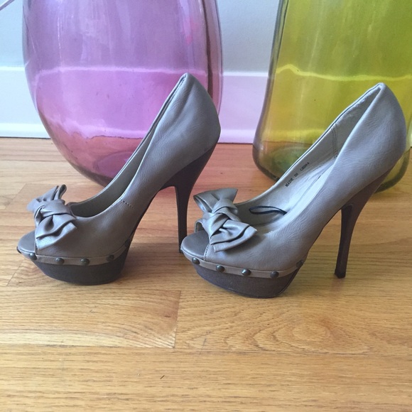 Heels - Picture 2 of 4