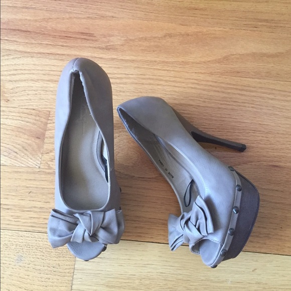 Heels - Picture 4 of 4