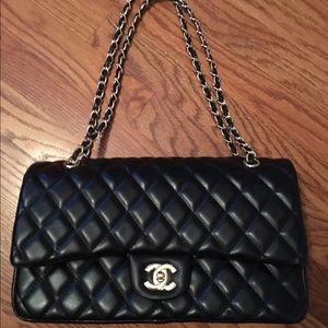 Black mint condition Chanel-esque handbag.