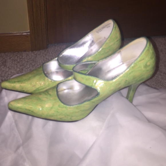 Light green pointed toe 2' heel with strap