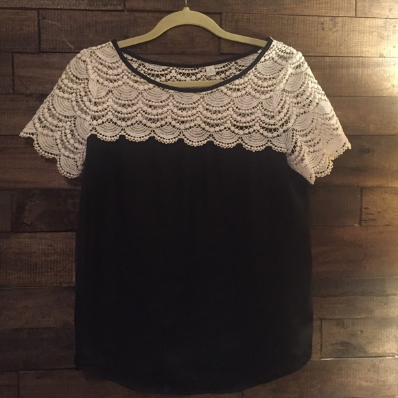 Medium back shirt with lace