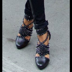 🎉 HOST PICK BCBG Max Azria spike stud pumps