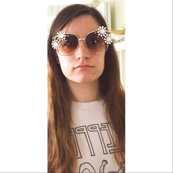 Brown Embellished Sunglasses - Picture 4 of 4