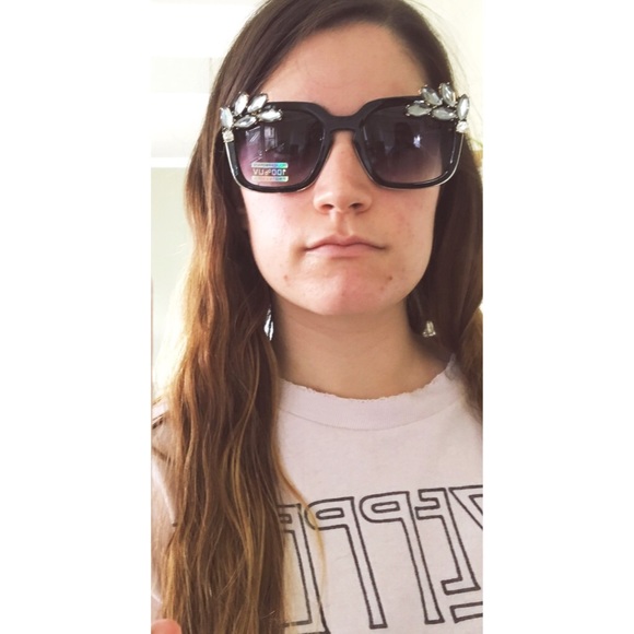 Cool Embellished Sunglasses - Picture 4 of 4