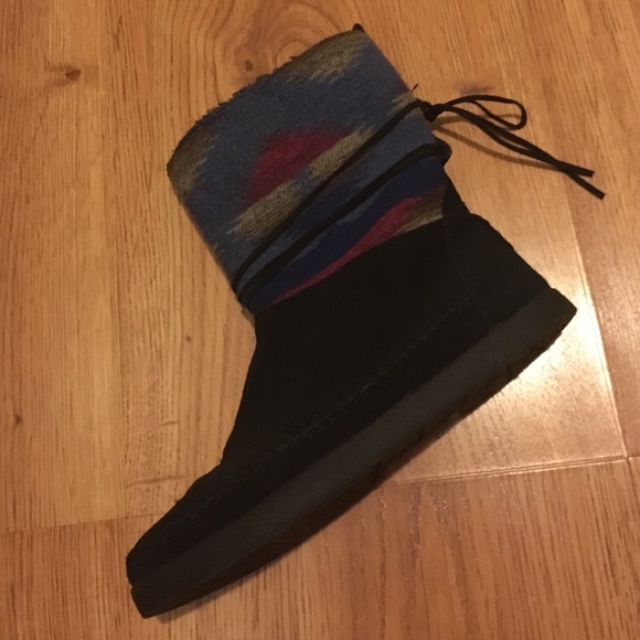 Never worn TOMS boots