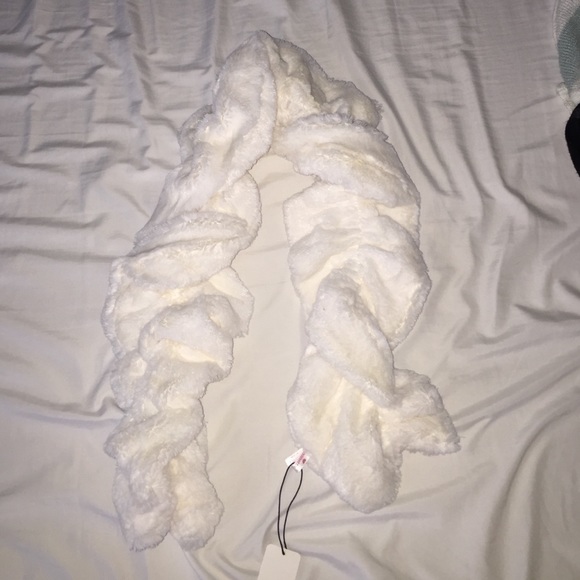 White Keyhole Scarf