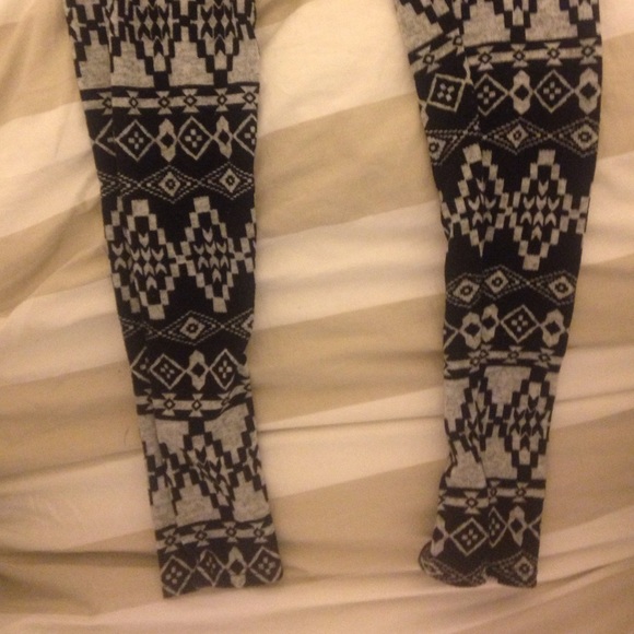 Black and white Aztec leggings - Picture 2 of 3