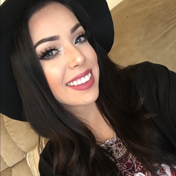 Meet your Posher, Mayra🌻 - Picture 2 of 4