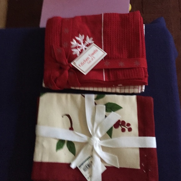 Seasonal towel set of 2 and set of 3.