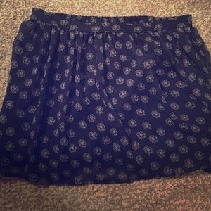 Flowy short skirt with flower pattern