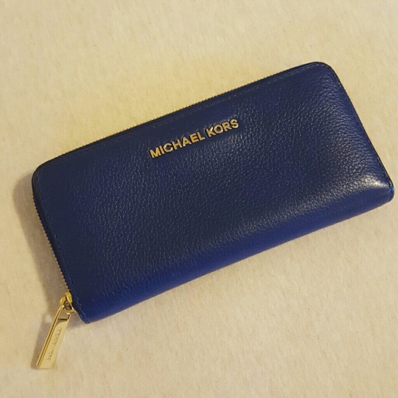 Michael Kors Handbags - EUC Michael Kors Wallet