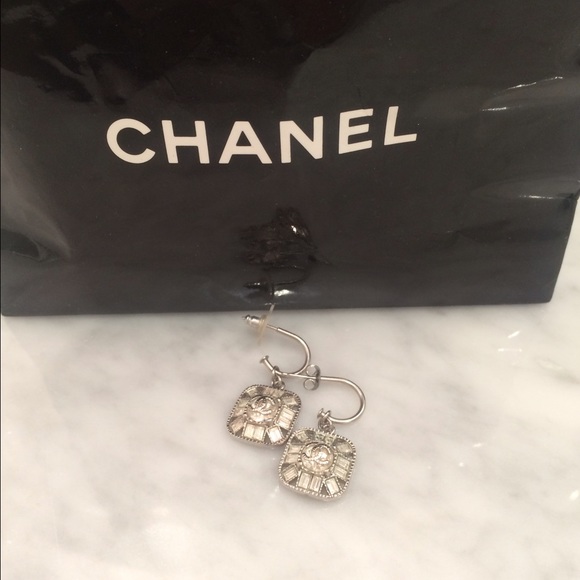 Authentic  Chanel earrings like new!!