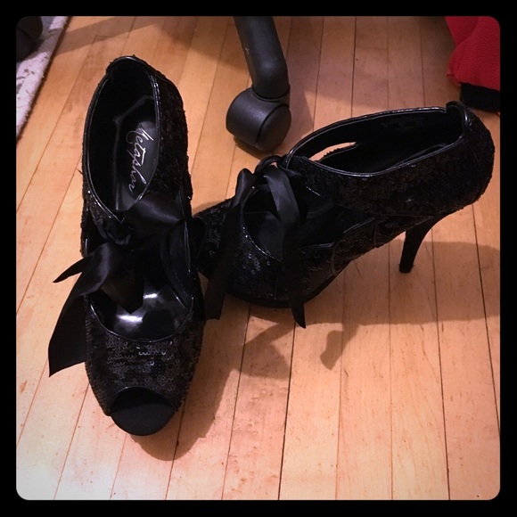 Metaphor black sequin pumps