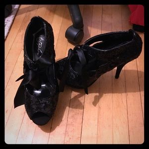 Metaphor black sequin pumps