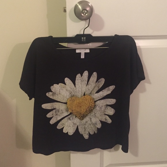 Delias Heart Flower Tee (Slightly Cropped)