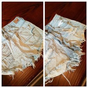 Lightwash cut off shorts