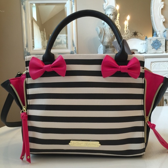 Betsey Johnson Handbags - 🎀HP🎀WG Betsey Peek A Boo Zip Satchel