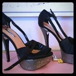 Flash Sale 💜H by Halston shoes black and silver