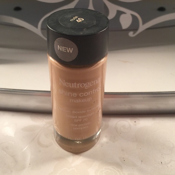 Neutrogena Shine Control Foundation SPF 20. Nude40