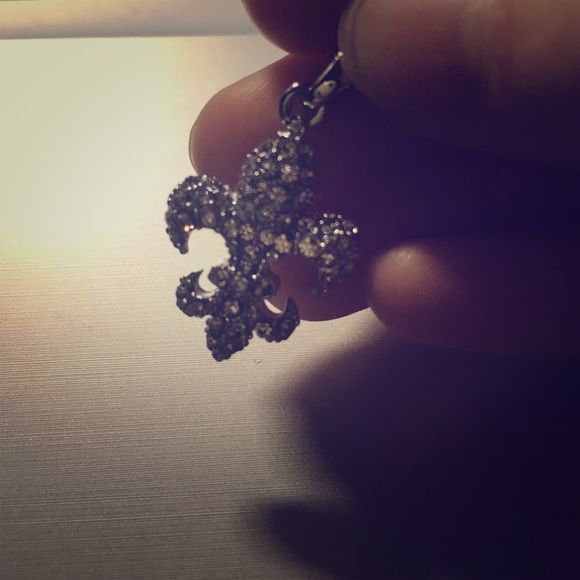 Vibrate shinny pendant