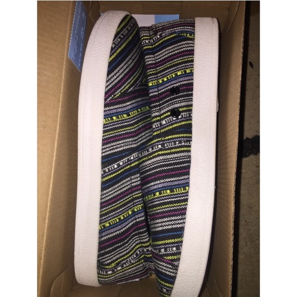 TOMS Avalon Sneaker Size 6