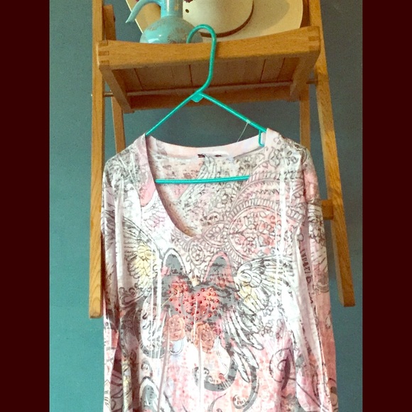 Thin long sleeve shirt. Very cute!