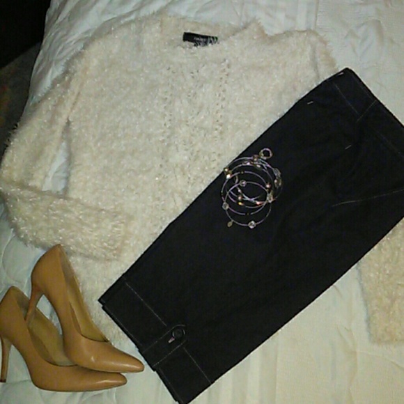 SOLD SOLD SOLD!! Dark denim style capris!!