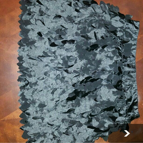 Kardashian Kollection petal skirt MEDIUM