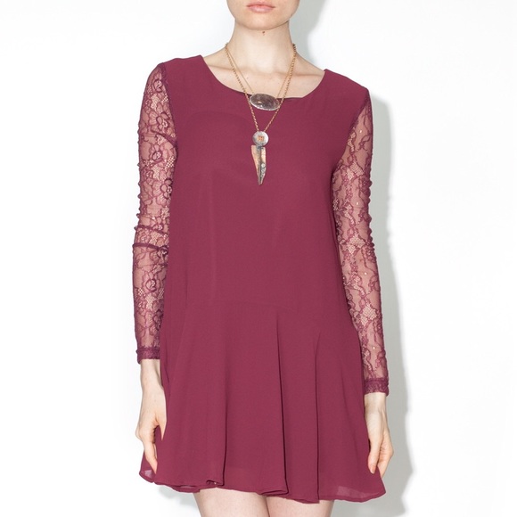 🎒 adorable 🎒 lush burgundy lace-sleeve mini NWOT - Picture 1 of 2