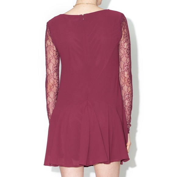 🎒 adorable 🎒 lush burgundy lace-sleeve mini NWOT - Picture 2 of 2