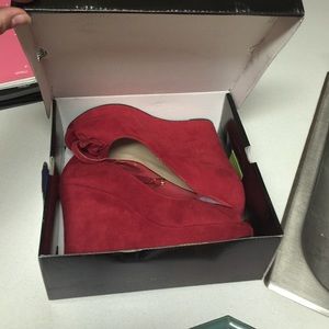 Red bow peek tow wedges