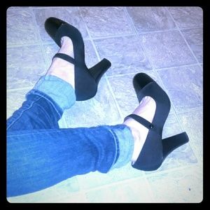 Authentic Tahari Mary Jane Heels