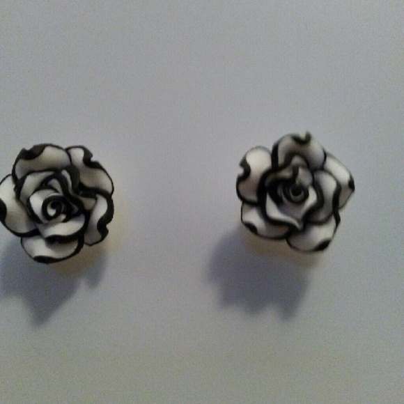 Black and white flower earrings studs - Picture 1 of 2