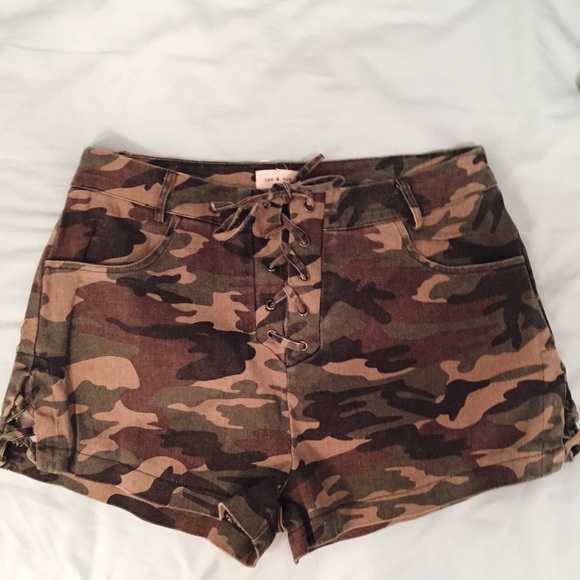 Lace up camo shorts - Picture 2 of 2
