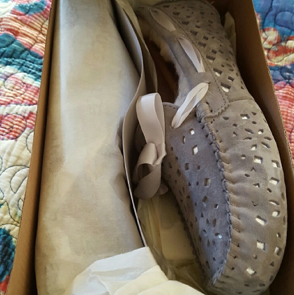 Authentic UGG W Dakota Flora  Perf Slippers.