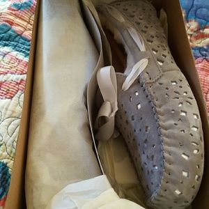 Authentic UGG W Dakota Flora  Perf Slippers.